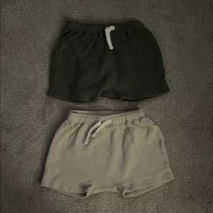 Old Navy Green and Tan Shorts (set of 2)- size 18M, EUC
